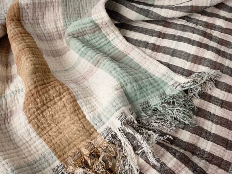 Loma Organic Matelasse Throw image