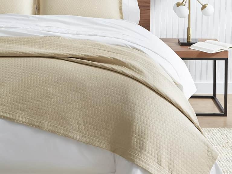 Favo Coverlet image