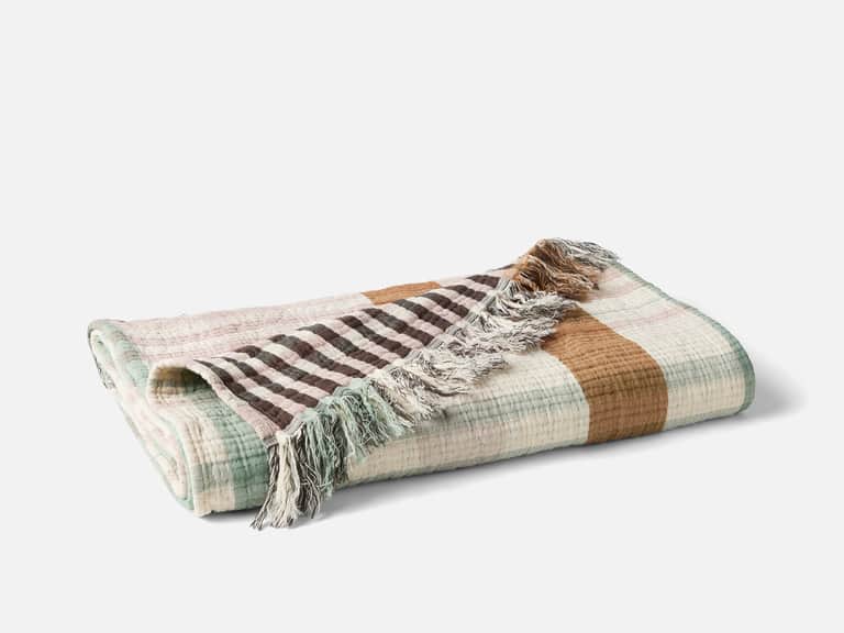Loma Organic Matelasse Throw image