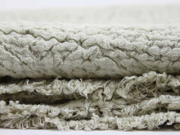 LinenCasa Linen Throw and Bed Runner - Expression image